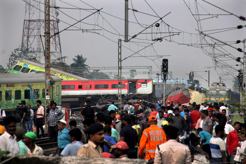 Överlevande från tågolyckan i den indiska delstaten Odisha vittnar om fasansfulla scener efter att flera tåg kolliderat under fredagskvällen.