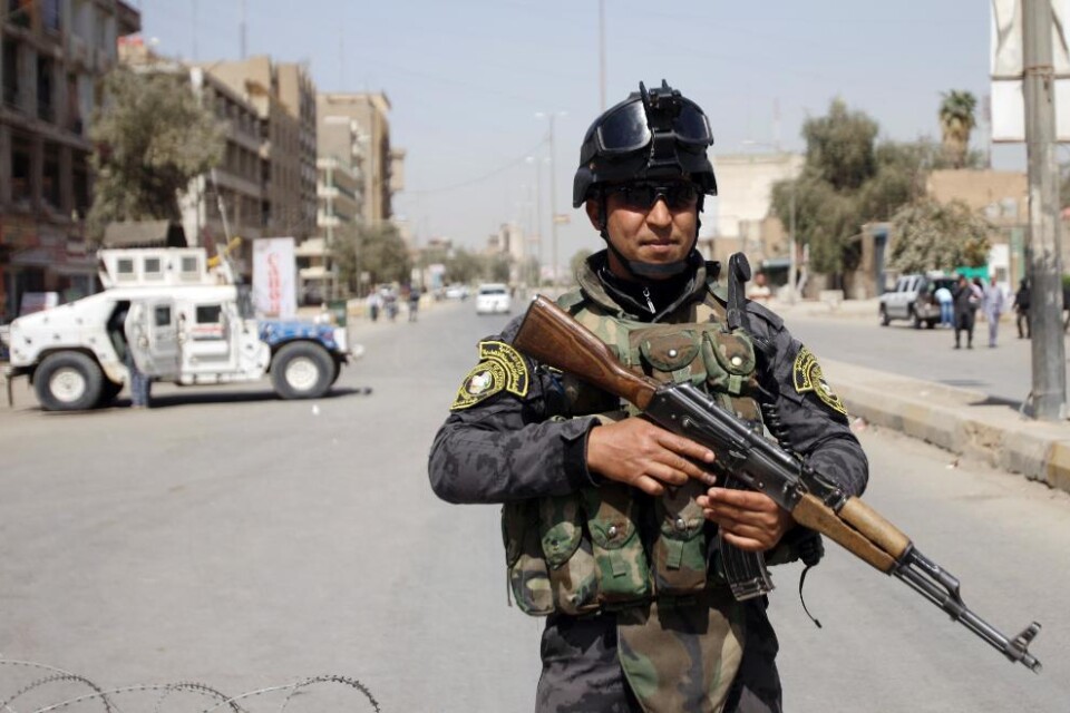 Närmare 30 människor dödades på söndagen i Iraks huvudstad Bagdad när två bilbomber exploderade i två av stadens shiitiska områden, uppger sjukhus- och säkerhetskällor. I Shaabdistriktet exploderade en parkerad bil nära en välbesökt marknad och minst ti
