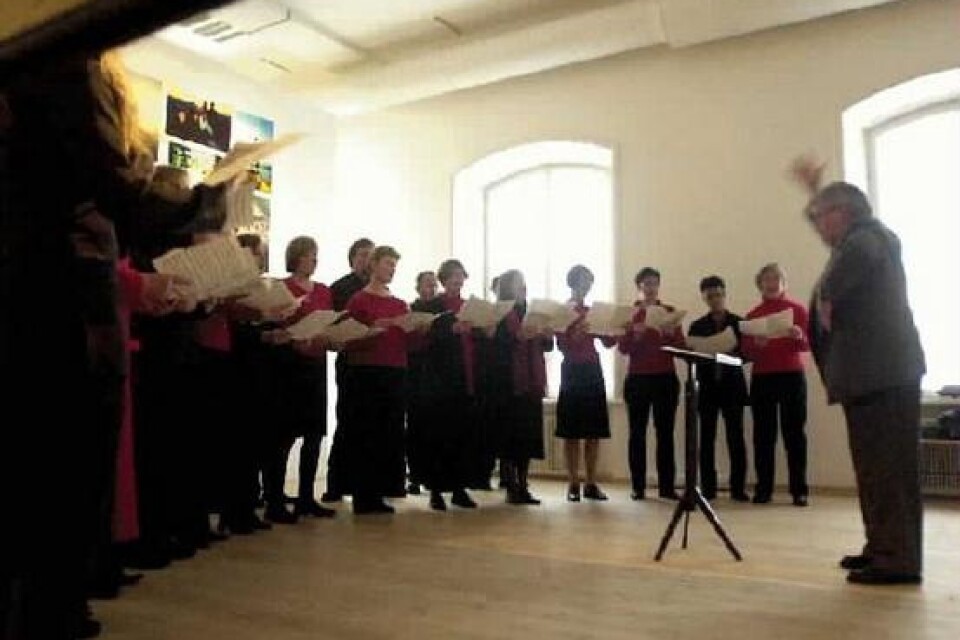 Torbjörn Gustavsson och Trefaldighetskyrkans kör fick avsluta utställningen "På muren", genom att sjunga Karl-Erik Welins tidiga körverk "Fyra kinesiska sånger".