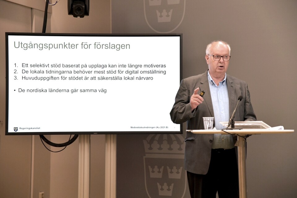 Utredare Mats Svegfors när han överlämnade promemorian "Ett hållbart mediestöd för hela landet".