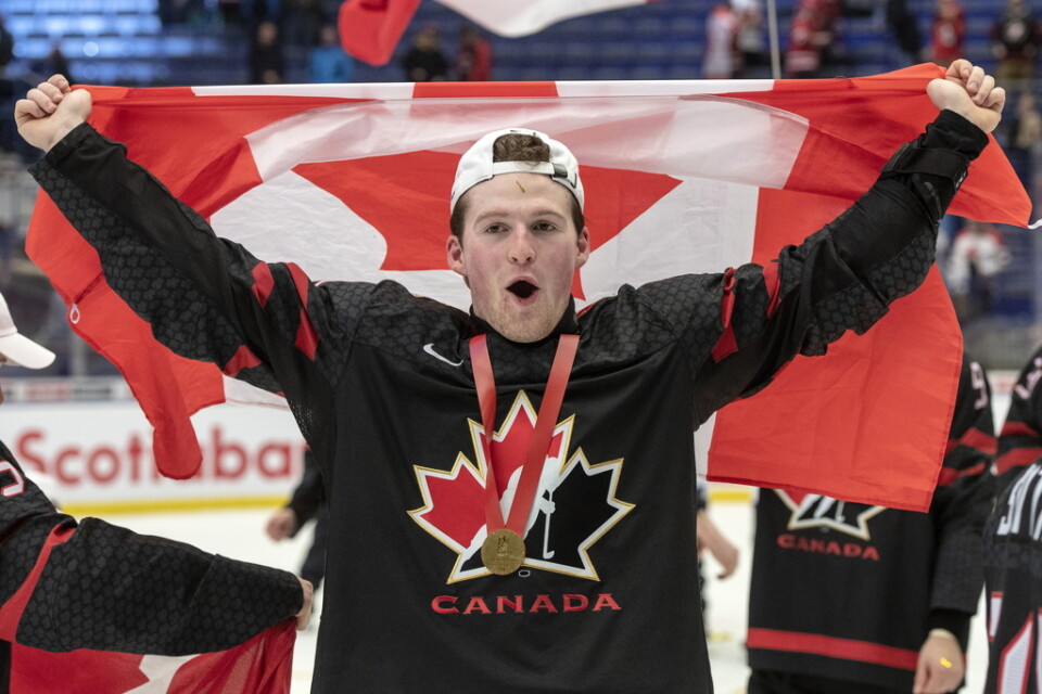Alexis Lafreniere jublar efter Kanadas JVM-guld i vintras. Nu väntas han gå först i NHL-draften den 6–7 oktober. Arkivbild.