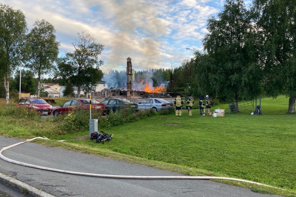 Folkets hus i Mörsil mellan Åre och Östersund totalförstördes vid en brand natten till fredagen.
