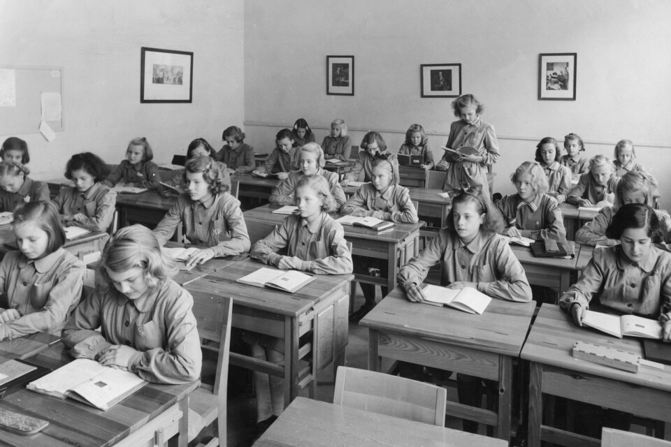 Vi måste få vlja skola. Bild: Flickklass i en skolsal på 1940-talet.