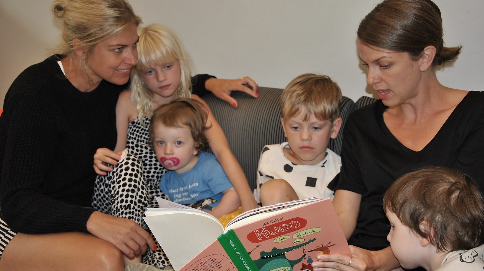 Familjen Olsson/Vaccino har högläsning på Hässleholms bibliotek.