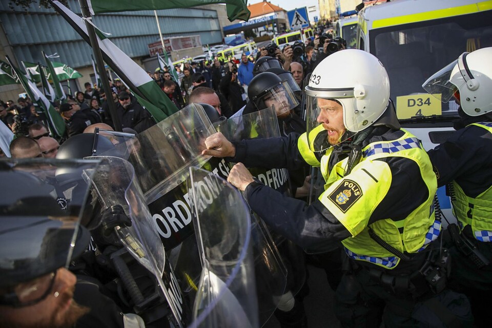 Nazister från Nordiska motståndsrörelsens (NMR) möttes av kravallpoliser i centrala Göteborg ifjol. Nu har åtal väckts. Foto Adam Ihse / TT