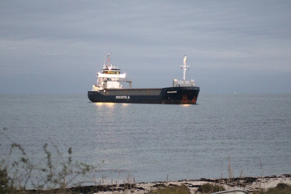 Det 88 meter långa nederländska fraktfartyg som gått på grund utanför Bornholm har lossnat en smula – men ligger ännu kvar.