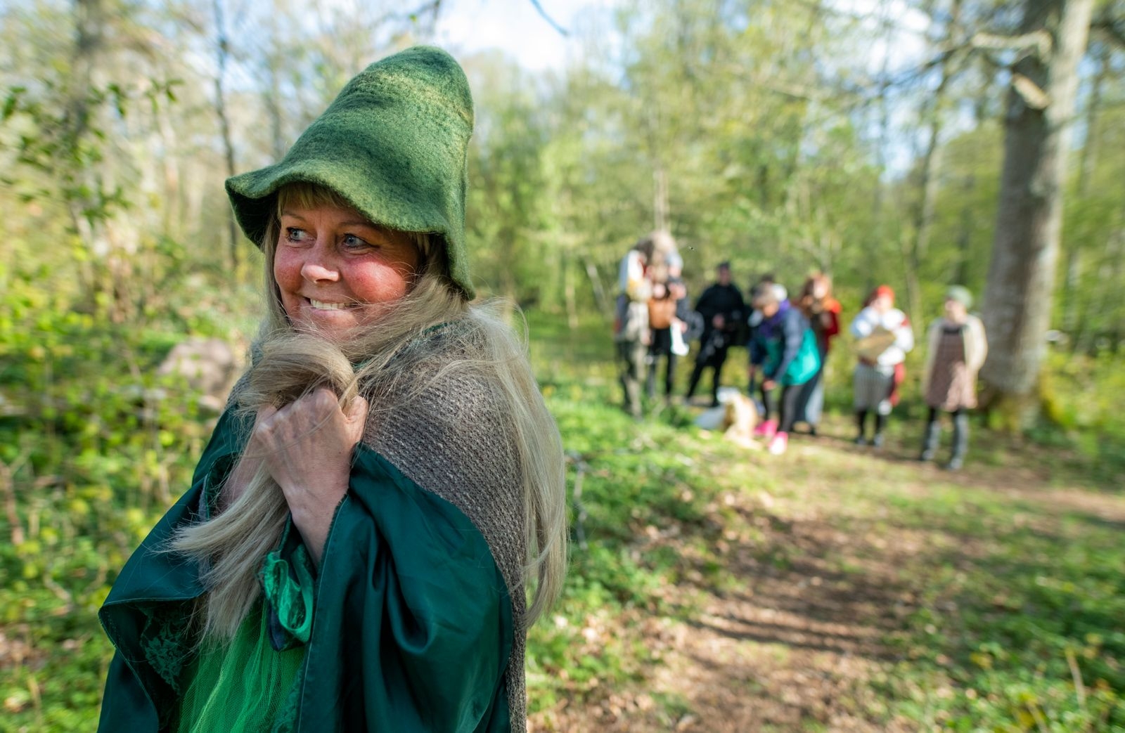 Teatergruppen Teaterinvest ger föreställningen ”En vandring i sagans skog” för barn i naturen kring Krankelösa.