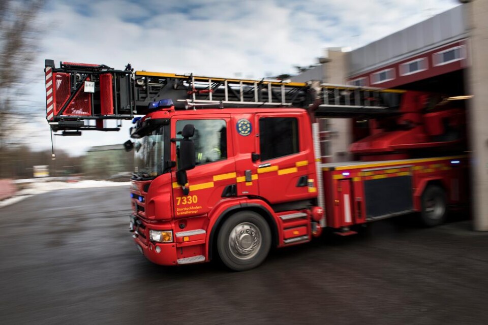 Räddningstjänsten larmades till åtta bränder i stadsdelarna Valsätra och Gottsunda i Uppsala under kvällen, sedan flera bilar och garage satts i brand. - Den teori vi arbetar utifrån är att bränderna har någon form av samband, säger Lisa Sannervik, pre