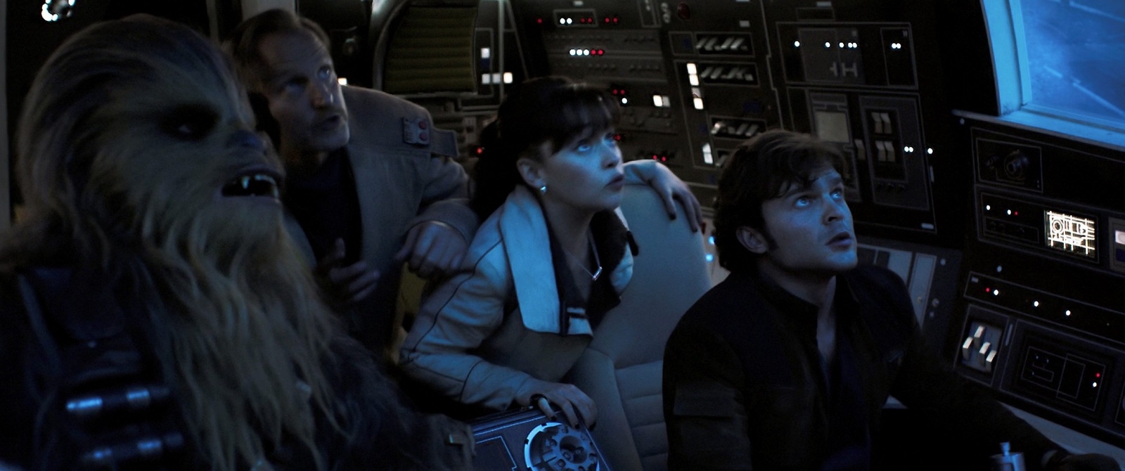 Joonas Suotamo, Woody Harrelson, Emilia Clarke och Alden Ehrenreich i Solo: A Star Wars Story. Foto: Lucasfilm via AP