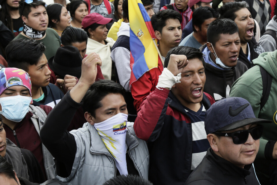 Demonstranter skanderar i Quito, Ecuador.
