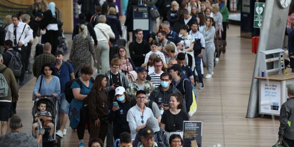 Långa köer på terminal 5 på Arlanda flygplats utanför Stockholm.