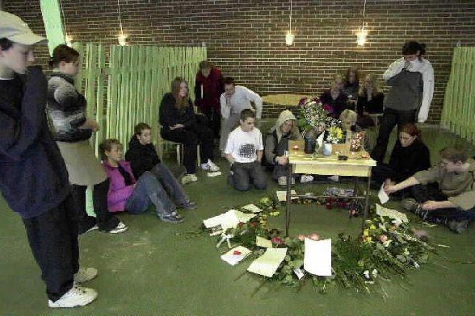 Det ofattbara. På Tunnbyskolan hade den omkomne pojkens bänk ställts ut i korridoren. Många av eleverna lämnade en blomma och skrev några rader. Bilder: TOMMY SVENSSON
