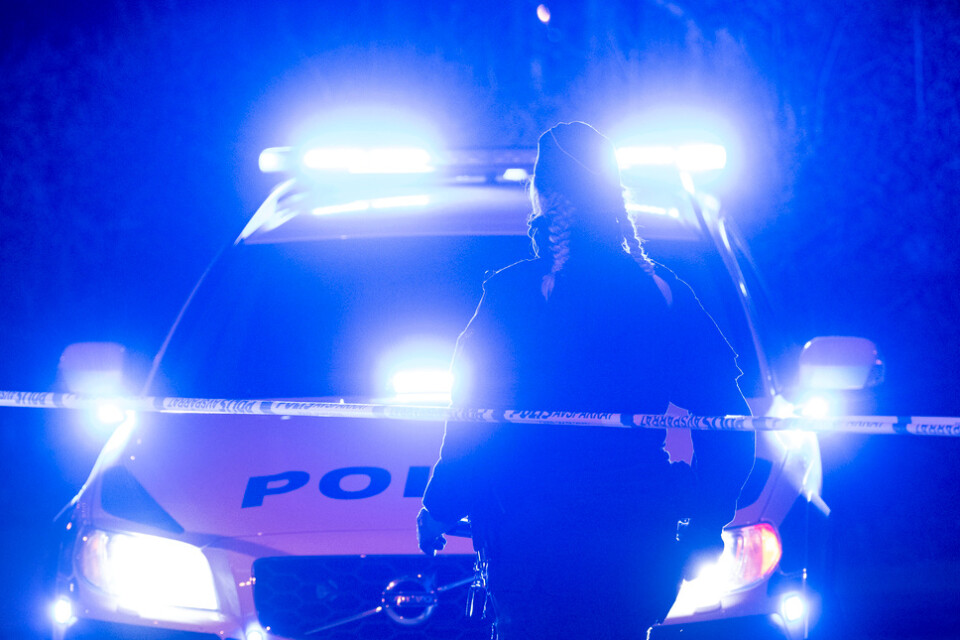 Polis på plats efter en skottlossning i Malmö i april i år. Regeringen vill höja myndighetens anslag med närmare en miljard nästa år. Arkivbild.