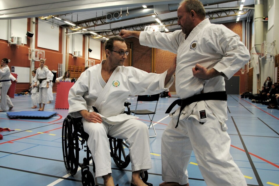 Zanshins instruktörer Attila Guzoran och Ulf Magnusson demonstrerar hur parakarate kan se ut. Både kata (form) och kumite (fajt) funkar att utföra från en rullstol.         Foto: Peter Paulsson