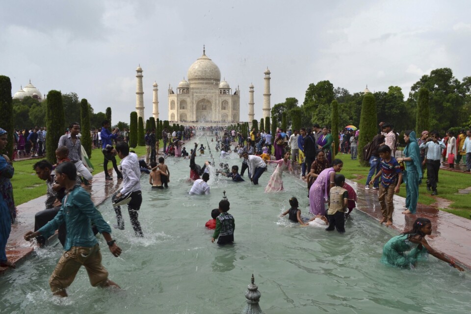 För den som kan ta sig till Taj Mahal ska ett besök nu kunna ske i mer lugn och ro. I vanliga fall kan trängseln vara stor, som på denna arkivbild.