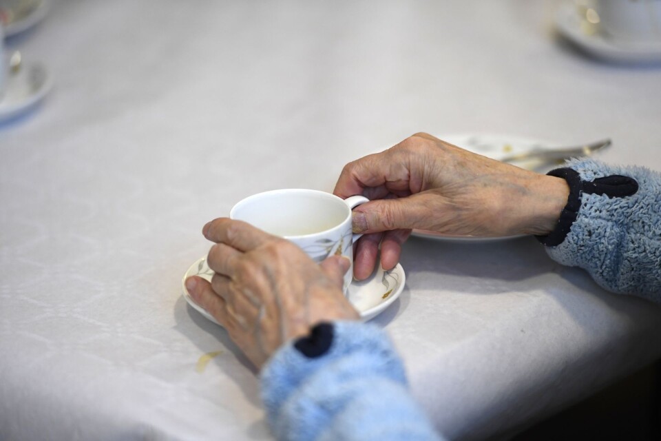 Ivo vill veta mer om varför man under flera års tid låtit bli att servera eftermiddagskaffe alla dagar i veckan på ett äldreboende.