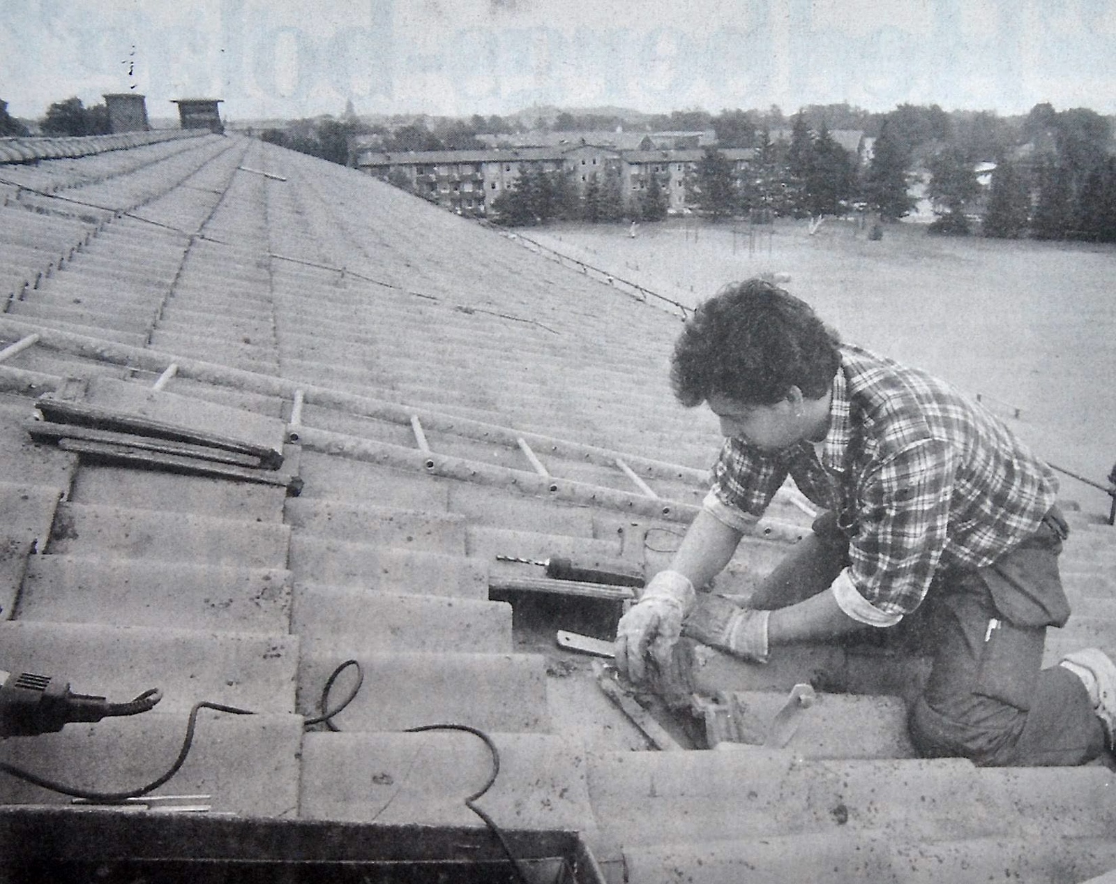 Michael Kristoffersson reparerar på Grönängsskolans tak.
Arkiv: Jörgen Ahlström