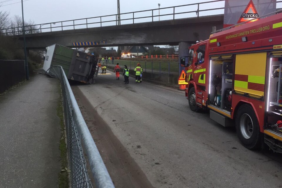 Lastbilen fastnade under viadukten. Foto: Sofia Bergström