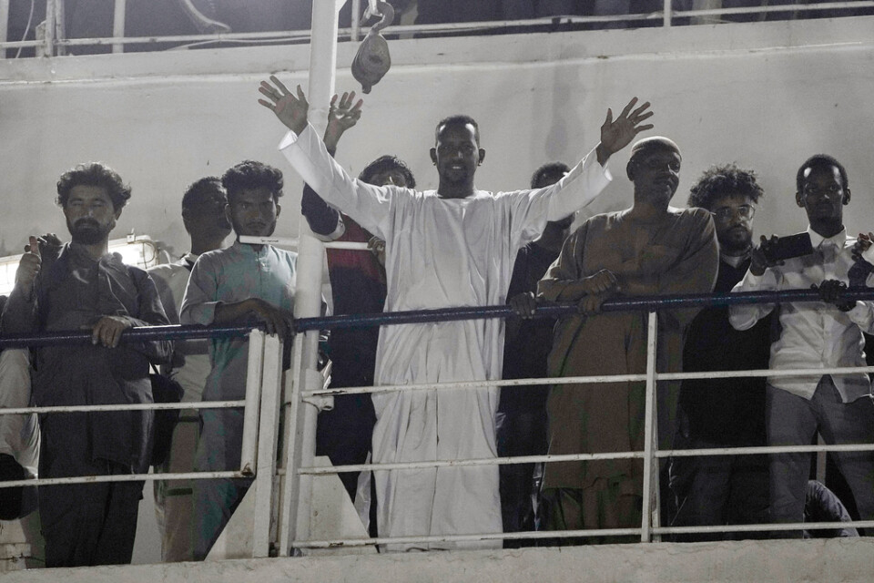 Sudanesiska flyktingar när de i torsdags anlände till hamnen i Jidda i Saudiarabien. Arkivbild.