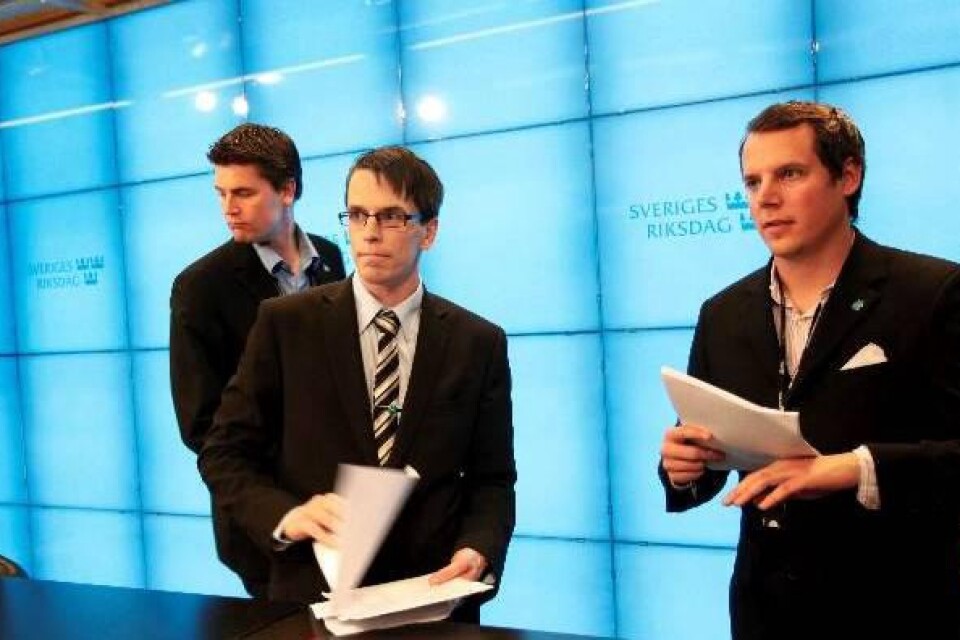 SD:s ekonomiske talesman Johnny Skalin i mitten tillsammans med Oscar Sjöstedt (tv) politisk sekreterare och Christoffer Dulny när de presenterade Sverigedemokraternas budgetmotion vid en presskonferens på riksdagshuset.
