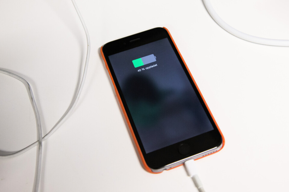Nästan alla smarta telefoner har batterier som klistrats fast och är svåra att byta. Arkivbild.