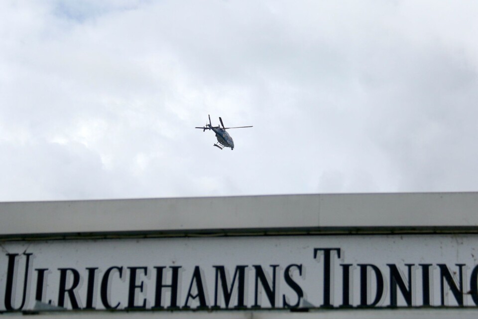 En polishelikopter flög under fredagseftermiddagen över Ulricehamn.
