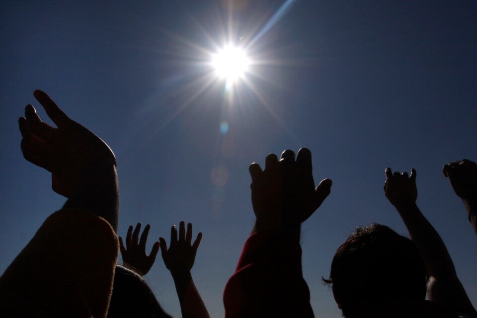 Människor höjer sina händer för att ta emot solens strålar under vårdagjämningen på toppen av Solpyramiden i Teotihuacan i Mexiko.