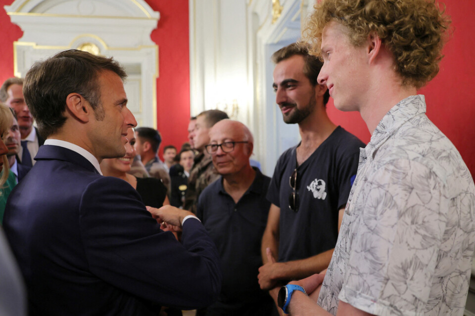 Frankrikes president Emmanuel Macron besökte Annecy dagen efter knivdåden då en man knivhögg fyra barn och två vuxna. Macron träffade också Henri, nummer två från höger, som svingade sin ryggsäck mot angriparen och sannolikt avvärjde fortsatta attacker.