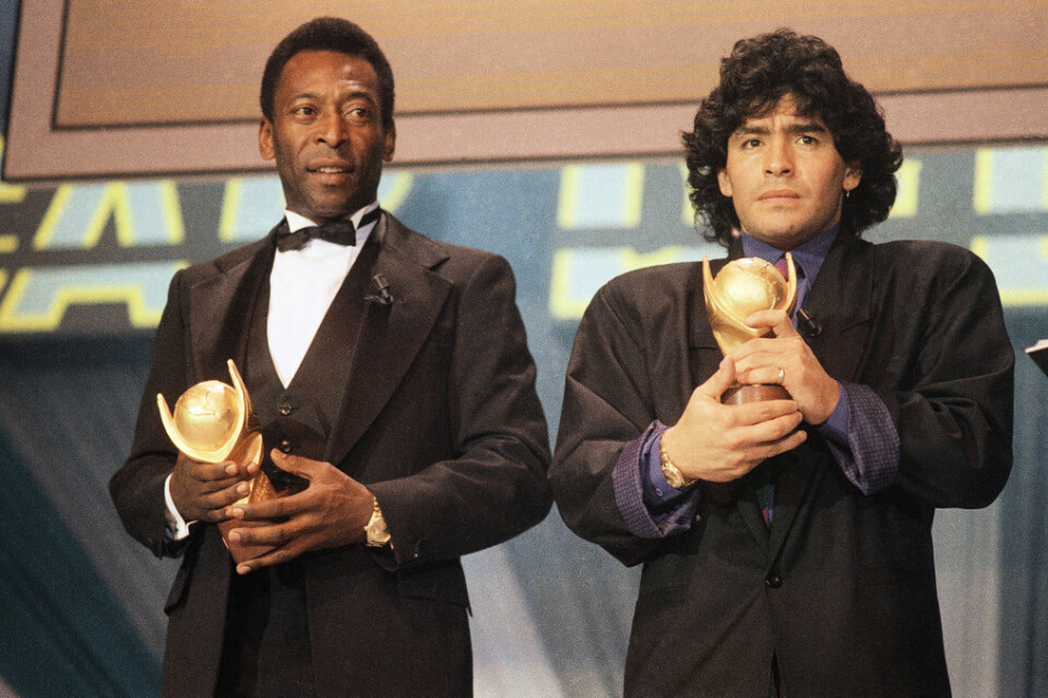 Pelé och den nu bortgångne Diego Maradona tillsammans vid en gala i Milano 1987.