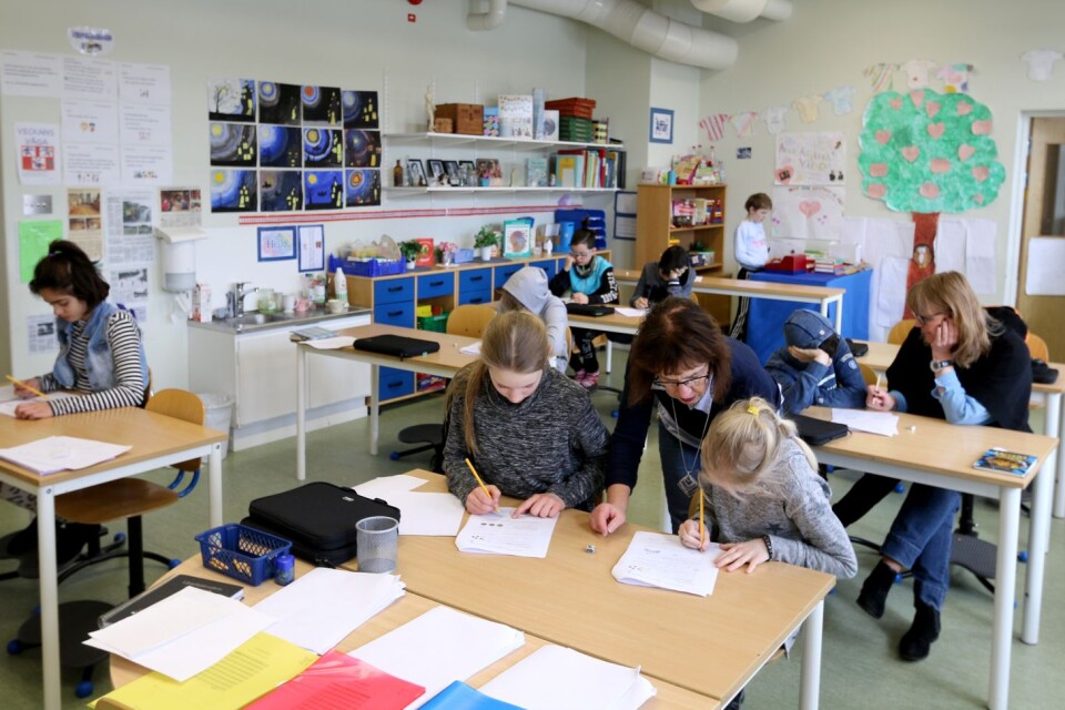 Matematikläraren Berit Carlsson förklarar för Emma Norder och Maya Åhs när de kör fast, men lösa uppgiften får de göra själva. Äldre elever kan också hjälpa yngre elever att läsa talen, men inte lösa dem.