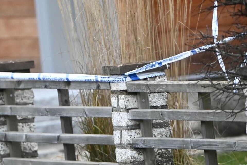 Polisen spärrade av en tomt i ett villakvarter i Kristianstad på söndagen, efter att en man hittats död.