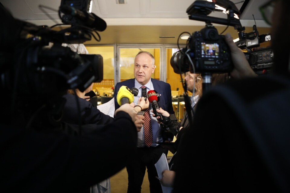 Partiledaren Jonas Sjöstedt (V) meddelar att  Vänsterpartiet kommer att begära en misstroendeomröstning mot arbetsmarknadsminister Eva Nordmark.