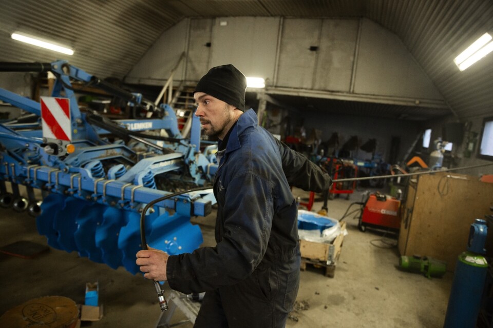 Martin Andersson reparerar många maskiner själv i verkstaden.