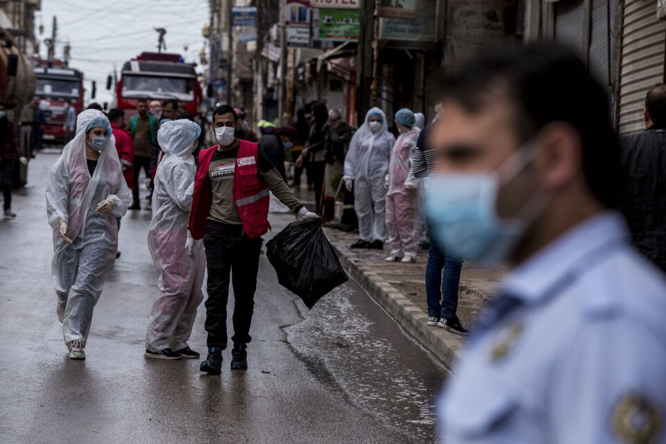 Gator rengörs med desinfektionsmedel i staden Qamishli i Syrien.