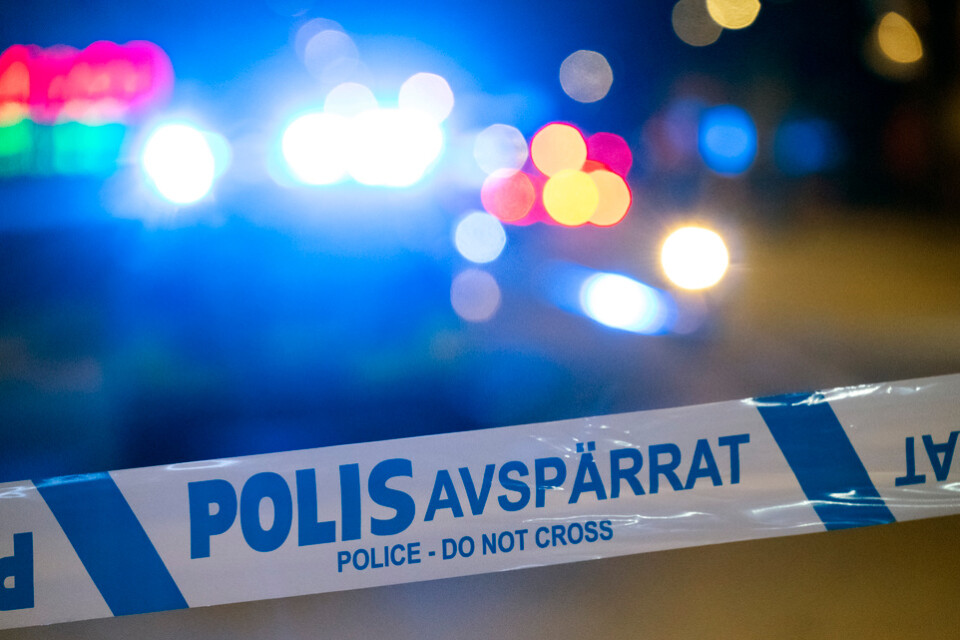 En tredje person har konstaterats avliden efter den allvarliga olyckan i Båstad där en lastbil körde på en minibuss. Arkivbild.