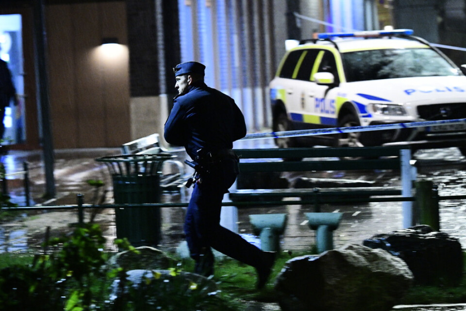 Polisen undersöker platsen där en man har skadats allvarligt i samband med skottlossning i Malmöstadsdelen Hyllie i mars i år.