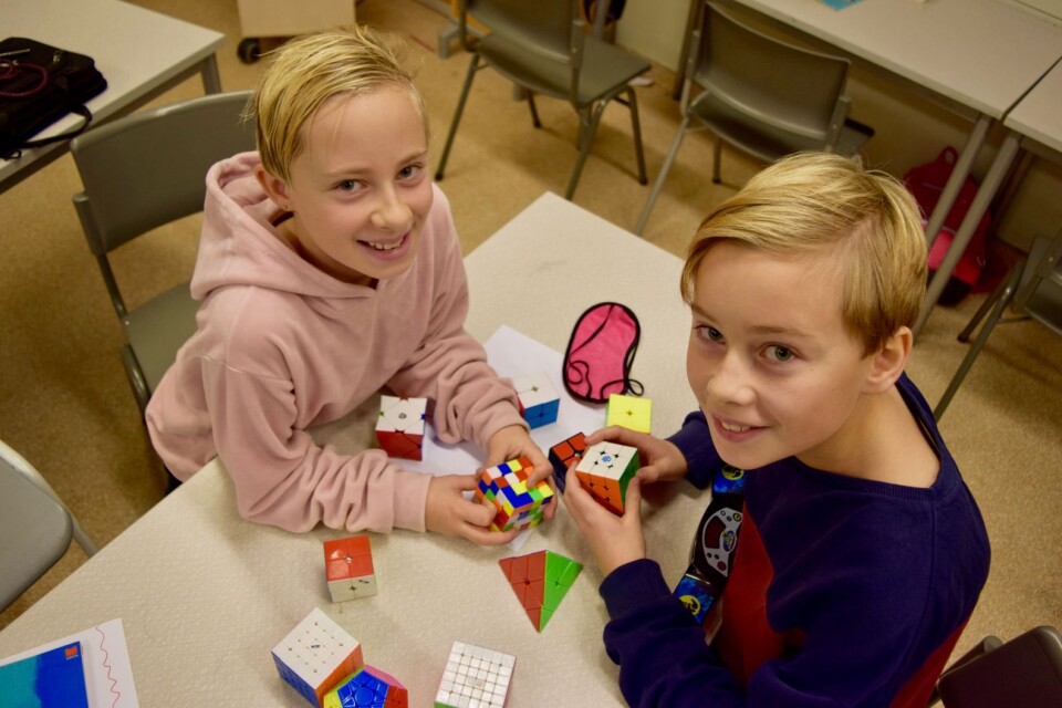 Klara och Albin Thim, i Alléskolans årskurs 3 respektive 6, är snabba som få när det gäller att lösa Rubiks kub.