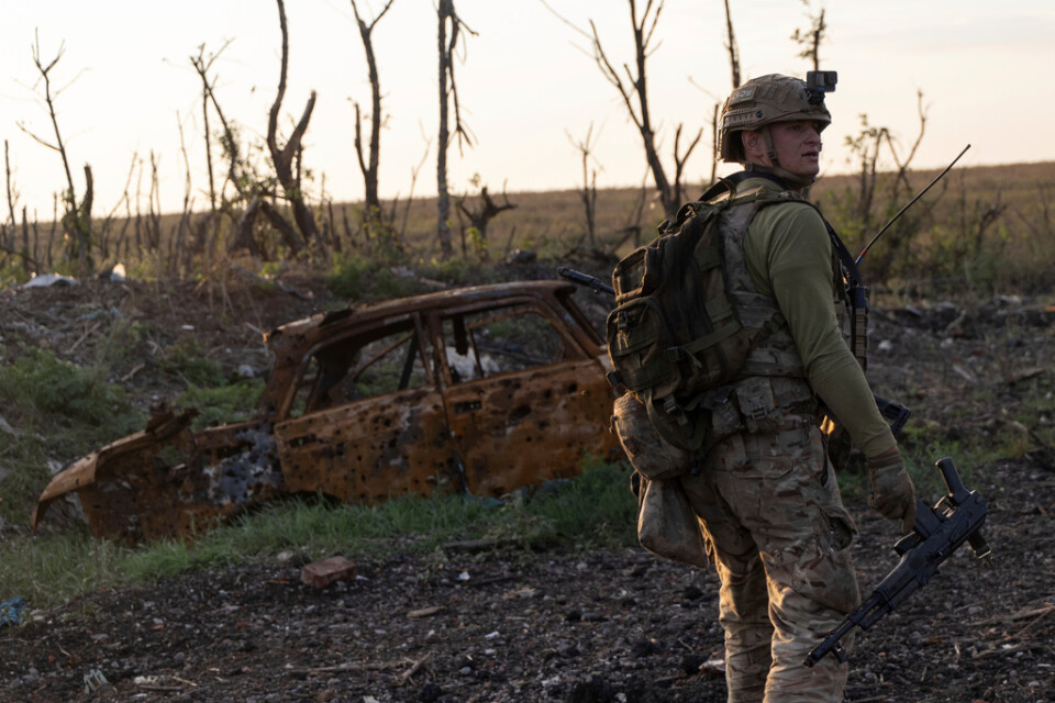 En ukrainsk soldat utanför byn Andriivka, som landet uppgav sig ha återerövrat i torsdags.