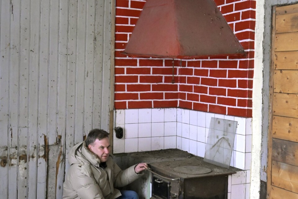 Robert Danielsson visar köket i ett ödehus som är till salu.