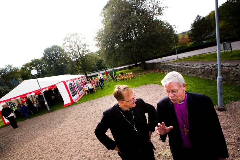 Kyrkoherden Robert Lorentzon och före biskopen Erik Aurelius. Foto: Anton Hedberg