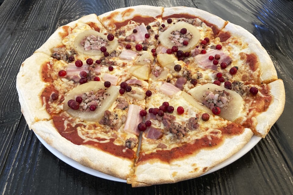 Kroppkakspizzan med kroppkakshalvor, ost, tomatsås, rökt sidfläsk och färska lingon.