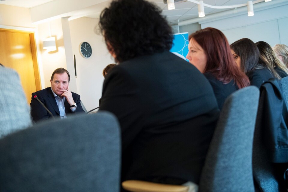 Statsminister Stefan Löfven besöker ett socialtjänstkontor i Karlskoga. Socionomkrisen slogs det larm om redan 2015. Med dessa kriser borde politikerna bry sig mindre om makten och mer om reformer.