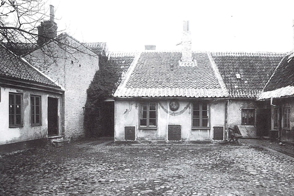Bild från innergården, förmodligen tagit i slutet av 1800-talet. August Strindberg bodde i huset till vänster.