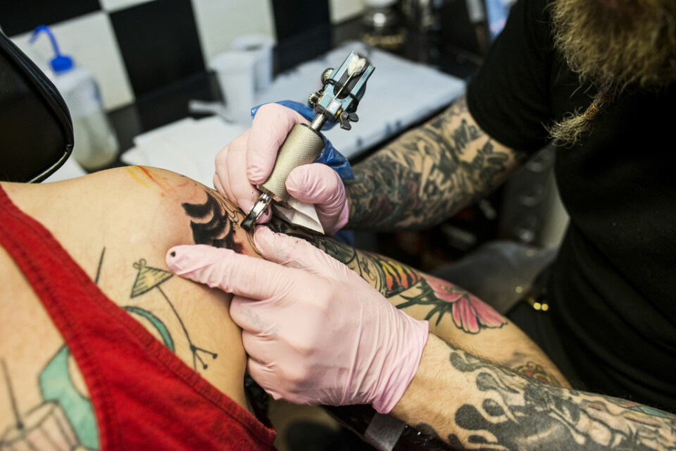 En ny studie ska undersöka om tatueringar kan öka risken för cancer. Arkivbild.