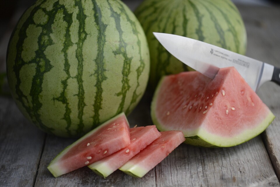 Rensa inte bort kärnorna i vattenmelonen.