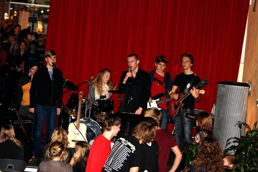 Musik bjöds hela dagen på Gatan inne i Hulebäcksgymnasiet.