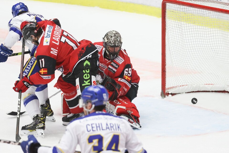 Leksands Marek Hrivík gör 0–1 i sista minuten under lördagens ishockeymatch i SHL mot Malmö Redhawks i Malmö Arena. Nu pausar Redhawks verksamheten efter coronafall i truppen.
