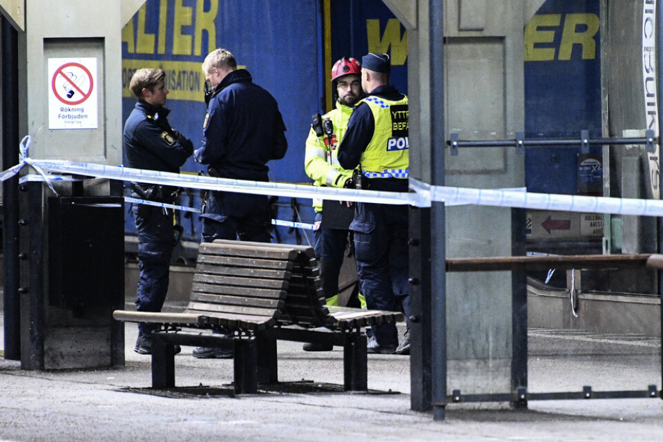 Polisen grep en 33-årig man efter att han knuffat ner en kvinna på tågrälsen i Lund på måndagskvällen.