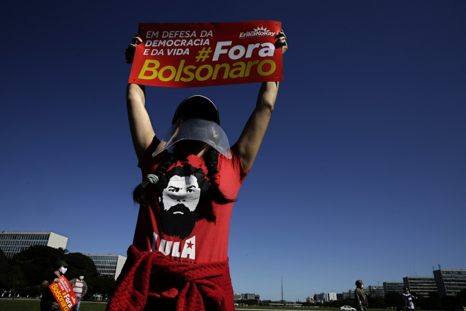En demonstrant protesterar mot Bolsonaro i veckan.